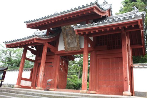 朱塗りの総門、元禄6年（1693年）建立