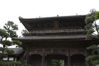 立派な三門、文化9年（1812年）建立