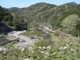 手前の駐車場に入るには橋を渡る必要がある