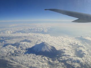 頭を雲の上に出し