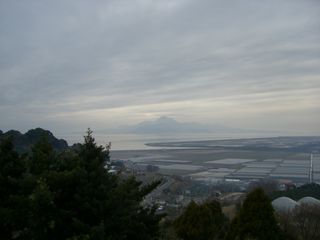 生憎の曇り空、有明海と雲仙普賢岳