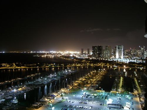 アラワイ・ヨットハーバー方面の夜景