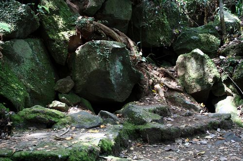 岩の隙間から涼風が